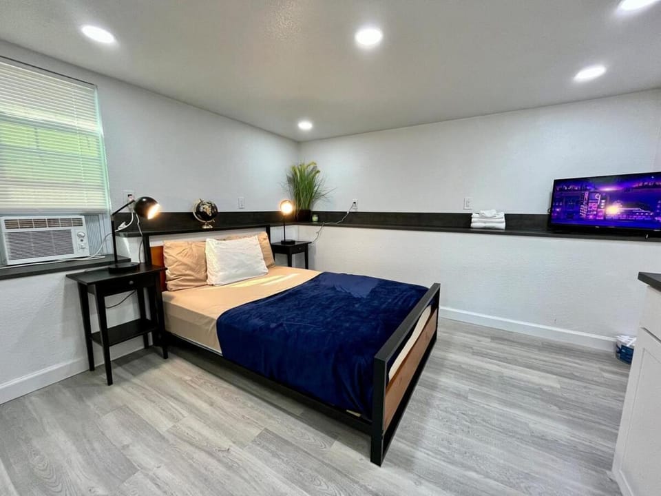 Comfortable Studio Near Downtown Atl Sleeps 2 Free Parking Apartment in Atlanta