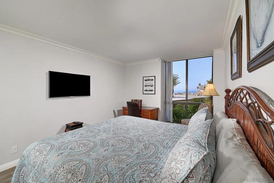 Bed, TV and multimedia, Bedroom
