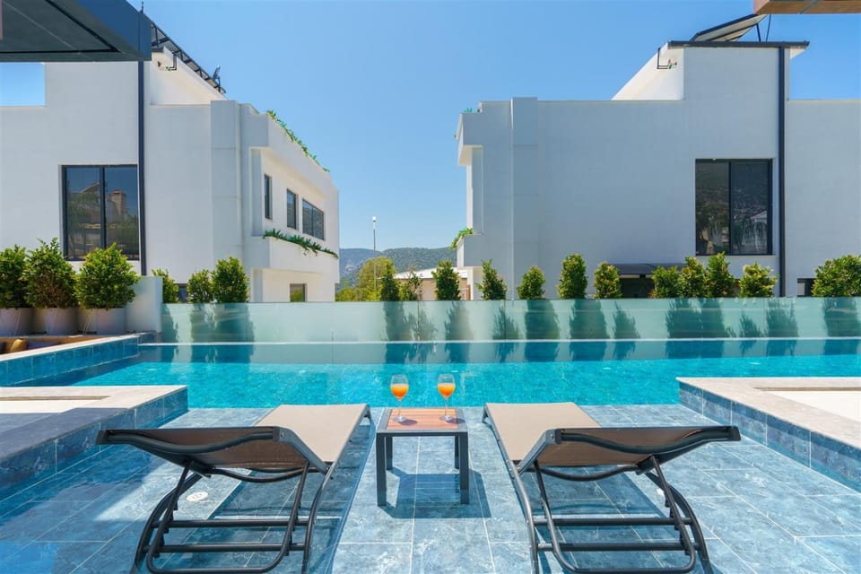 Swimming pool, sunbed