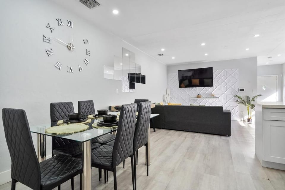 Massage chair, Games, 8 min to Beach, DT & Airport House in Coral Gables