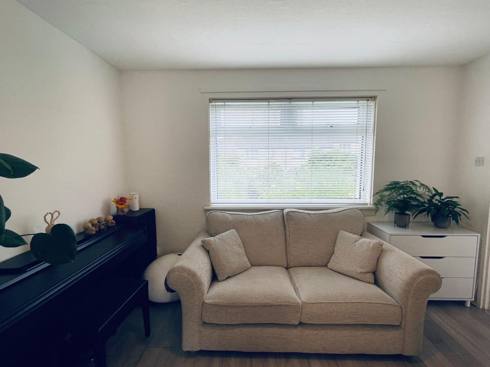3 bed garden house direct connection to airport n train station Apartment in Edinburgh