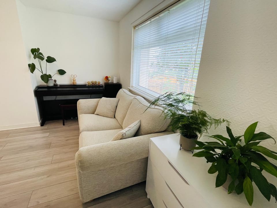 3 bed garden house direct connection to airport n train station Apartment in Edinburgh