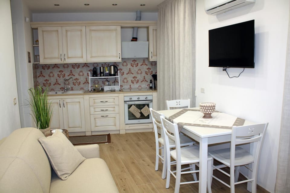 TV and multimedia, Kitchen or kitchenette, Living room, Seating area, Dining area, oven, stove, kitchen