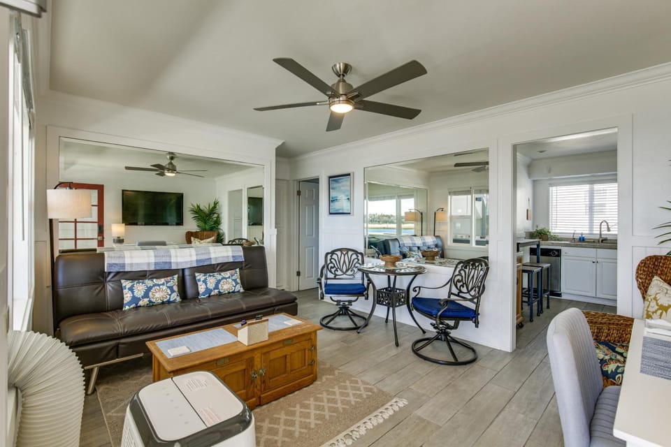 Waterfront Condo: Beach, Bay & Active Jetty Views House in Mission Beach