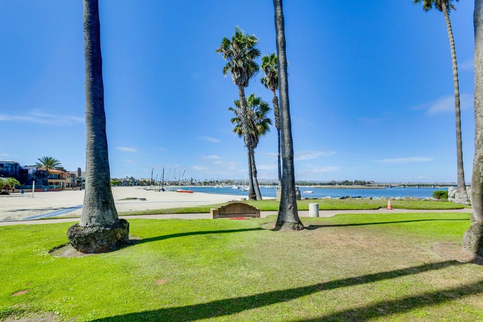 Waterfront Condo: Beach, Bay & Active Jetty Views House in Mission Beach