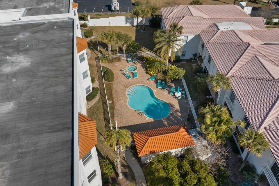 Bright Beach Condo Pool Spa Comfy Beds Patio House in Butler Beach