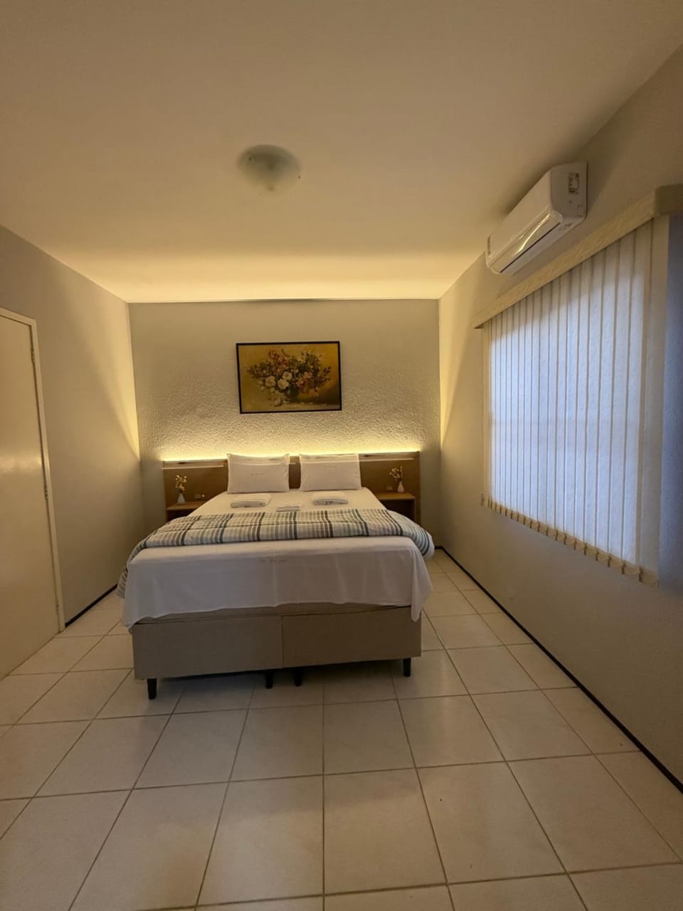 Bed, Photo of the whole room, Bedroom, air conditioner