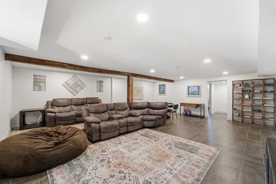 Spacious 5BR Retreat w Game Room Huge Drive & Private Setting House in Ankeny