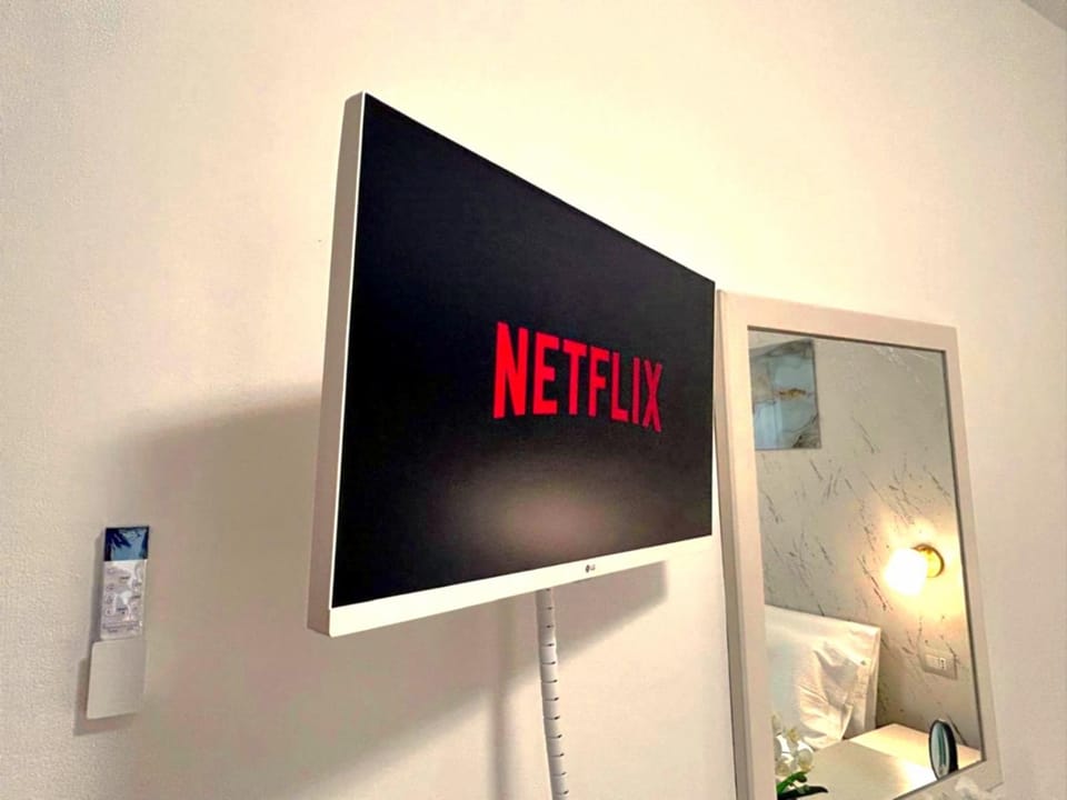 Bed, TV and multimedia, Evening entertainment, Bedroom