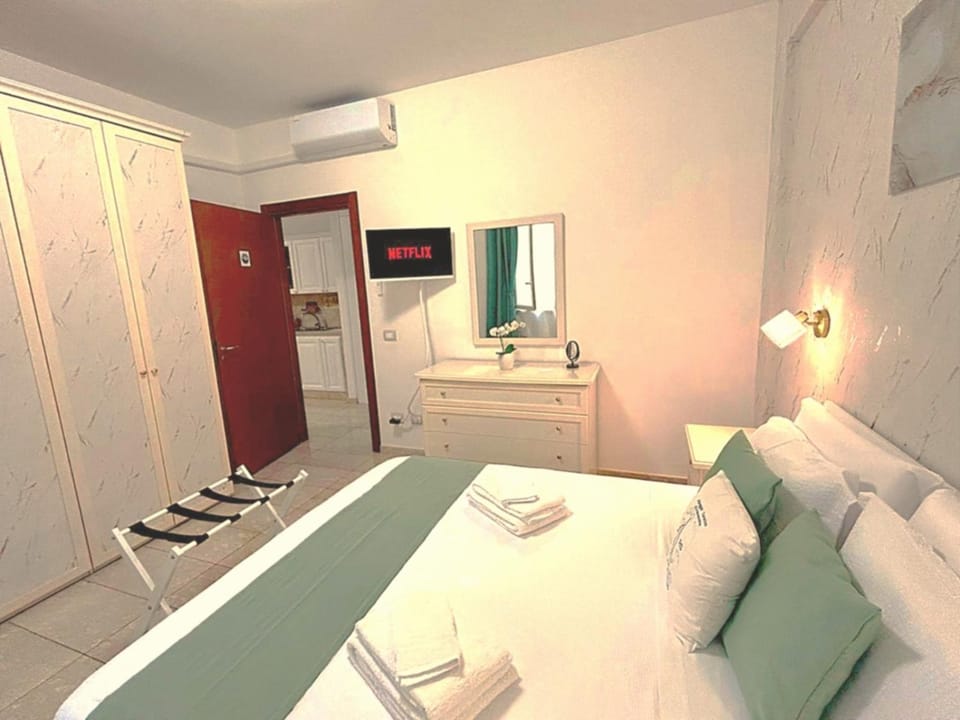 Bed, TV and multimedia, Photo of the whole room, Bedroom, wardrobe, air conditioner