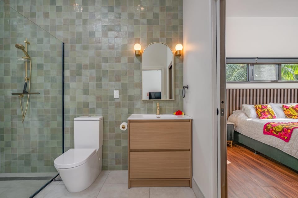 Shower, Toilet, Bathroom, Bedroom