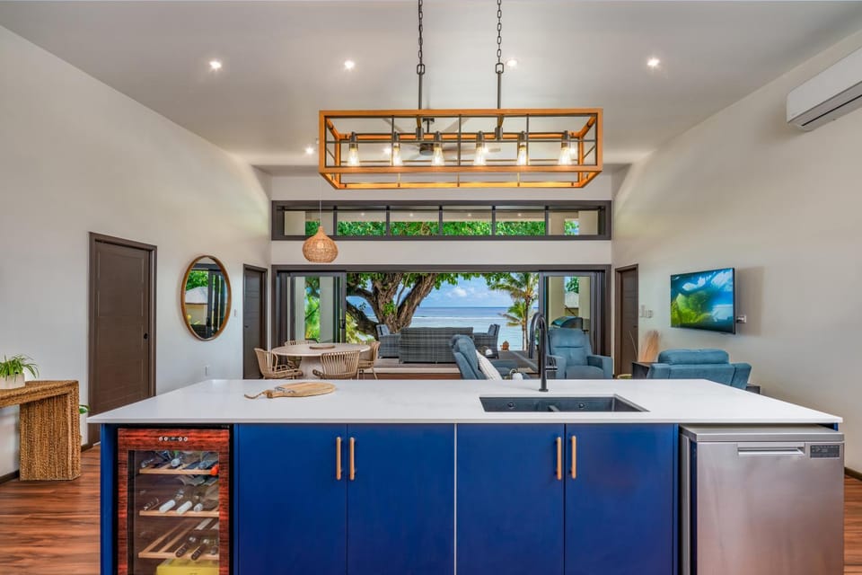 View (from property/room), Living room, Dining area, Beach, Sea view, kitchen