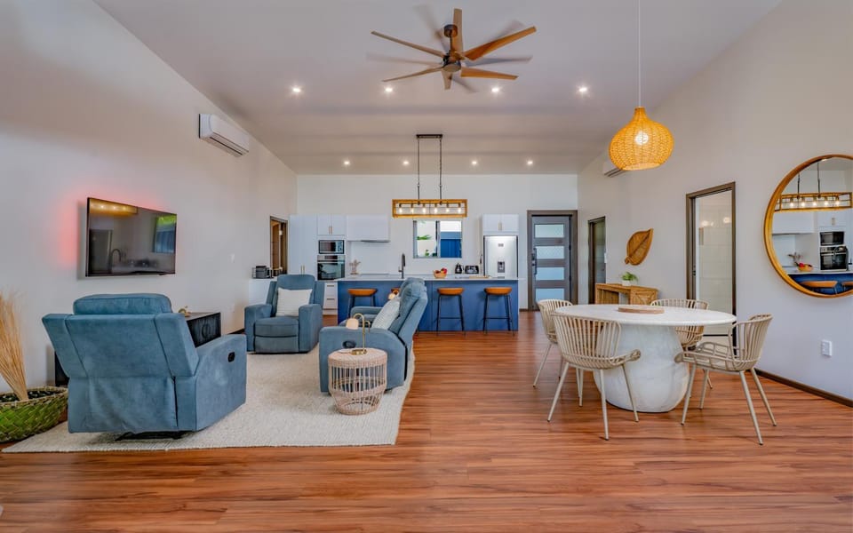 TV and multimedia, Living room, Seating area, Dining area, kitchen