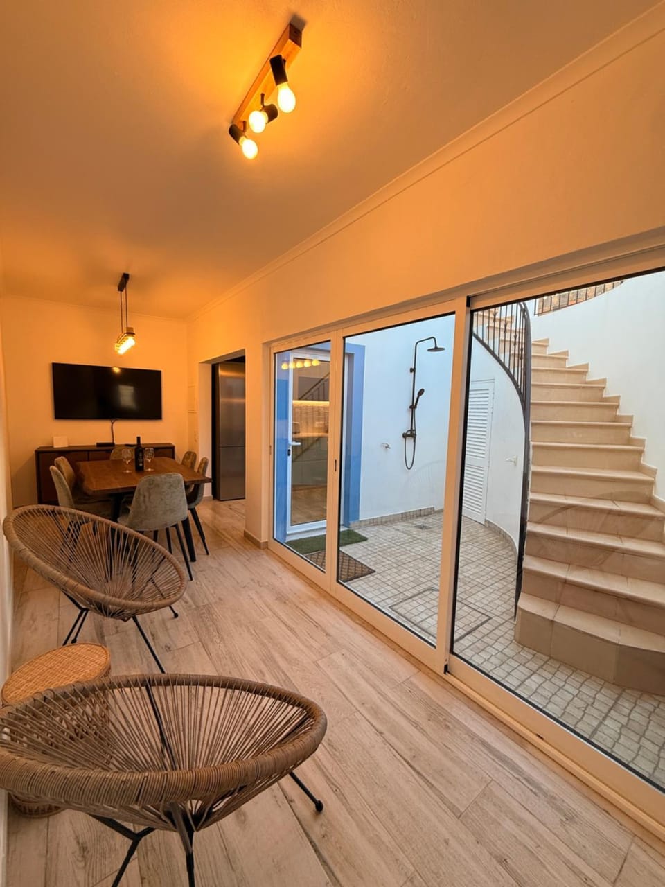 TV and multimedia, Dining area