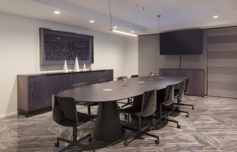 Seaport Apartment Fireplace Gym & Pool Access Apartment in South Boston