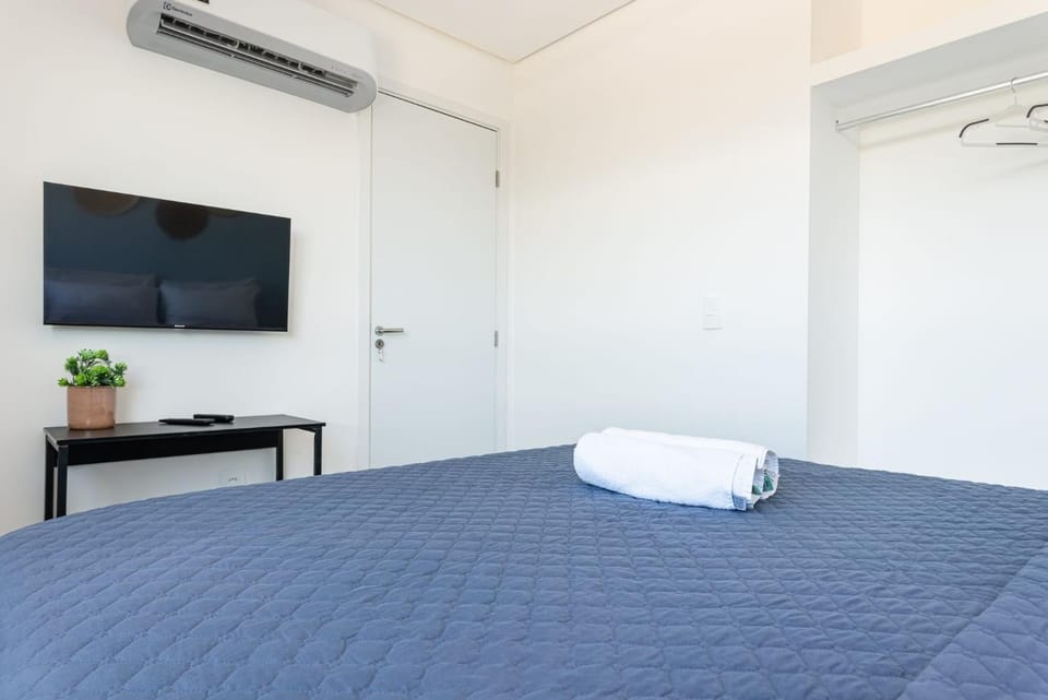 Bed, TV and multimedia, Photo of the whole room