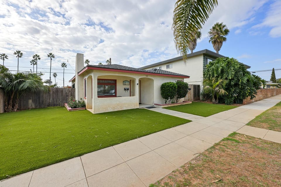 2 br, 2 bth, fully fenced home - The Sunnyside Up Beach Cottage House in Oceanside