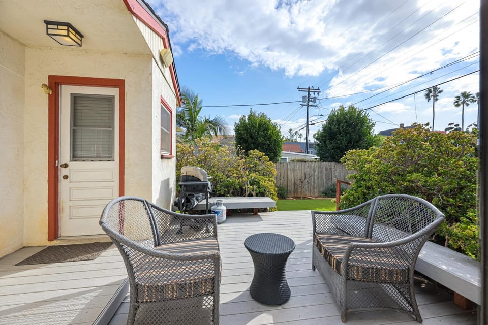 2 br, 2 bth, fully fenced home - The Sunnyside Up Beach Cottage House in Oceanside
