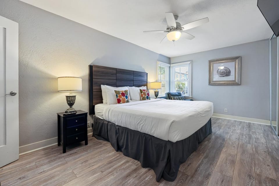 2 br, 2 bth, fully fenced home - The Sunnyside Up Beach Cottage House in Oceanside