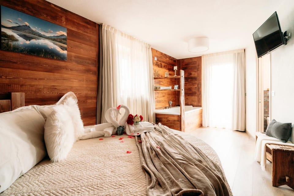 Bed, TV and multimedia, Photo of the whole room, Bedroom