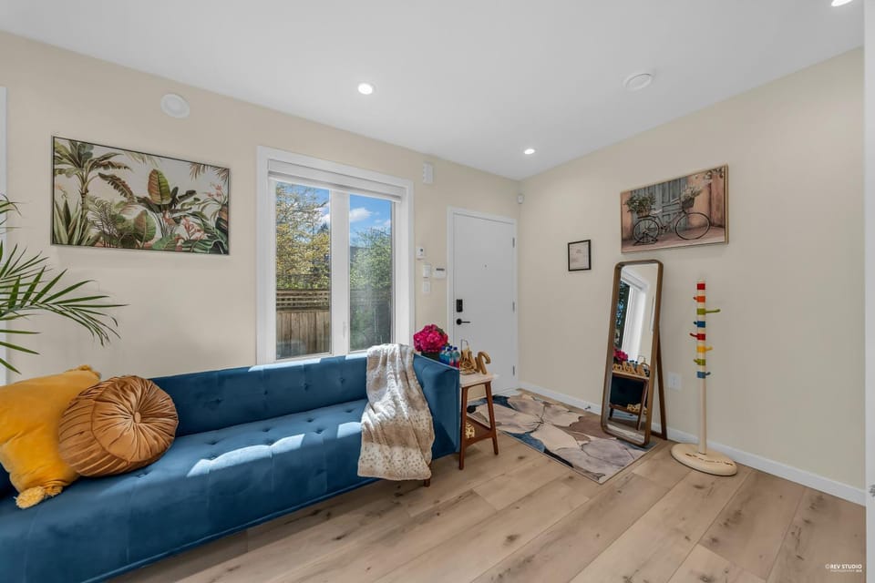 Beautiful Cozy and Private Two Bedroom& One Bathroom Apartment in Vancouver
