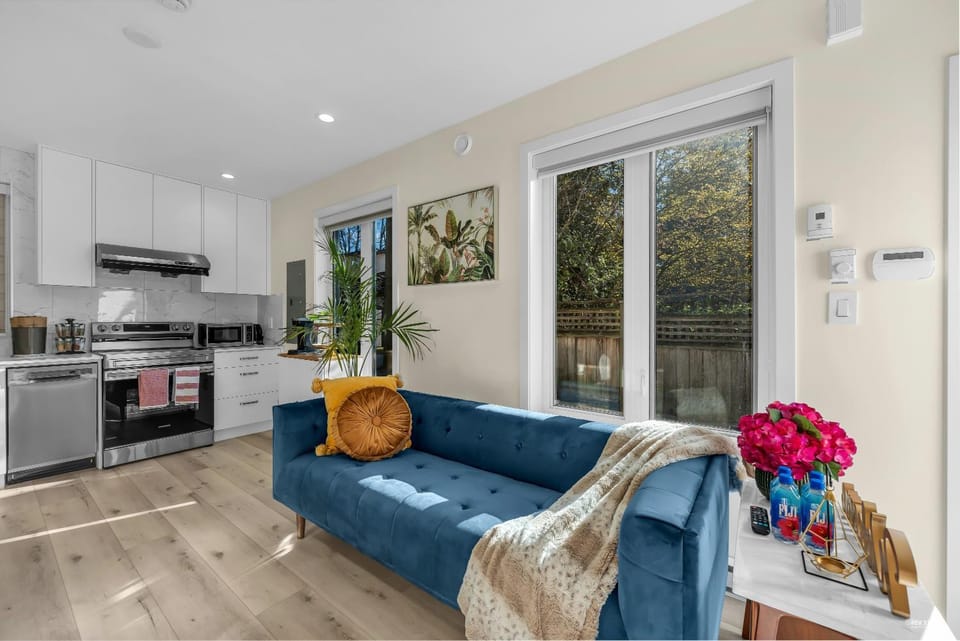 Beautiful Cozy and Private Two Bedroom& One Bathroom Apartment in Vancouver