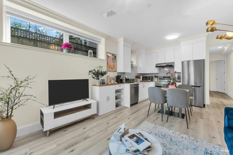 Beautiful Cozy and Private Two Bedroom& One Bathroom Apartment in Vancouver