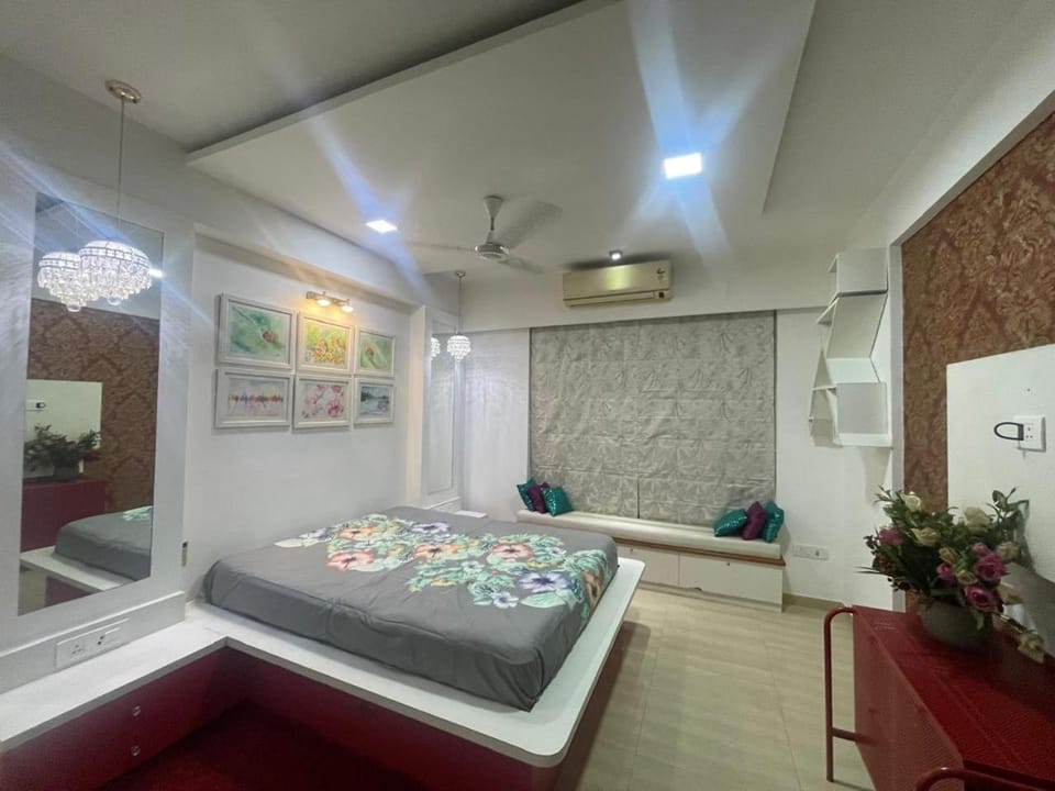 Tastefully done 2BHK cozy flat with artistic charm Apartment in Thane