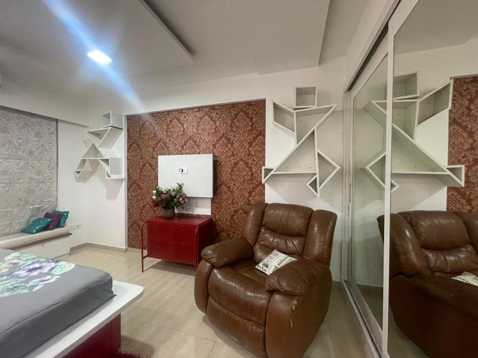 Tastefully done 2BHK cozy flat with artistic charm Apartment in Thane