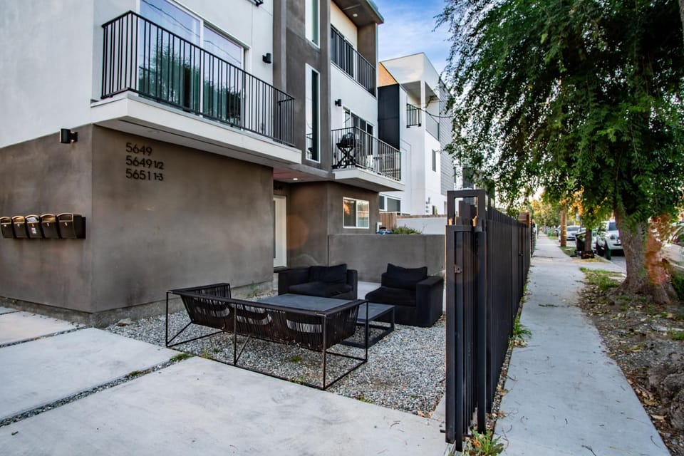 Emerald Elephas at Case Collective Vacation rental in North Hollywood