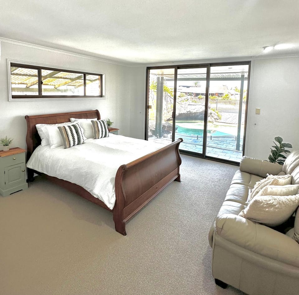 Bedroom, Pool view