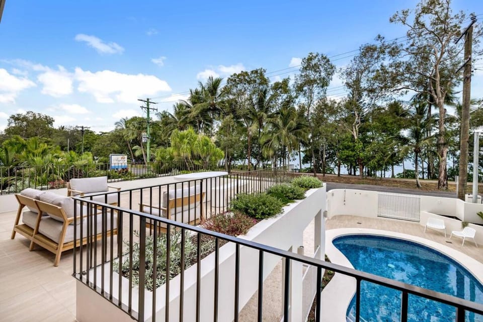 Clifton by the sea, Cairns House in Cairns