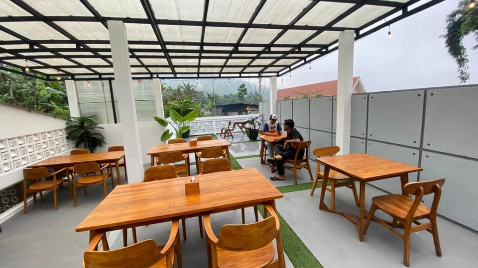 Restaurant/places to eat, Day, People, Banquet/Function facilities, Seating area, group of guests