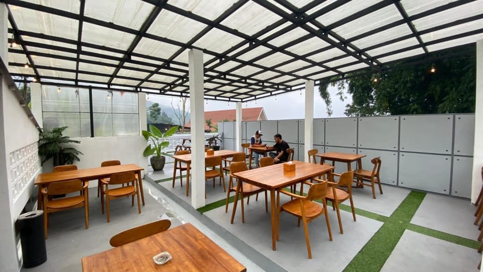 Restaurant/places to eat, Day, Banquet/Function facilities, Seating area