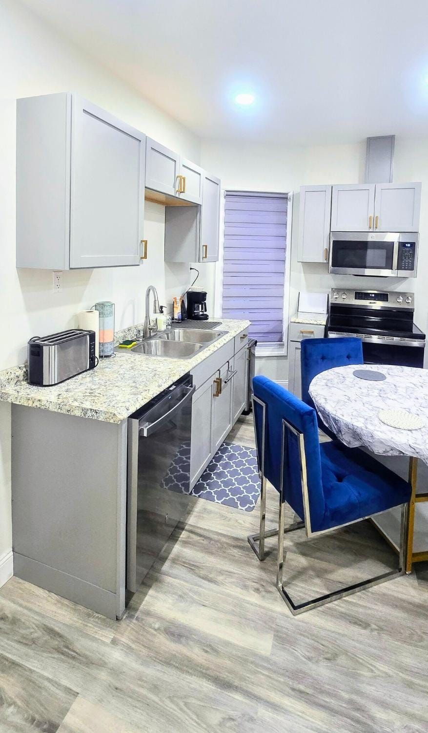 New 2BR Walk 2 Niagara Falls In 5 Min-Free Parking Apartment in Niagara Falls