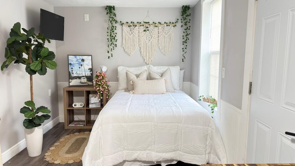 Bed, TV and multimedia, Bedroom
