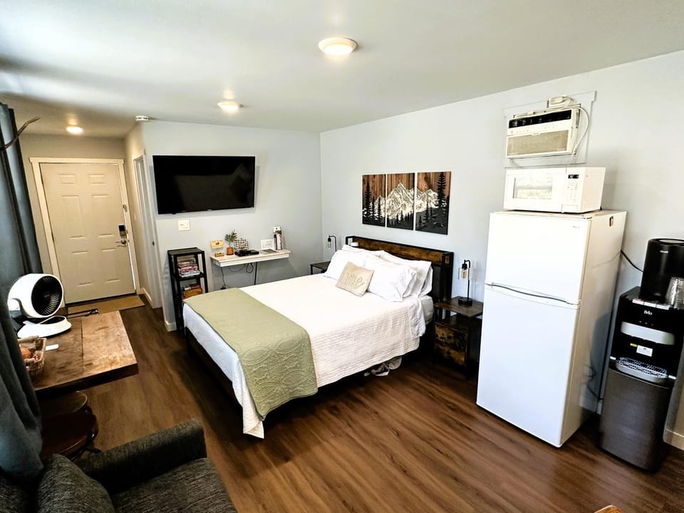 Bed, TV and multimedia, Photo of the whole room, Dining area, Bedroom