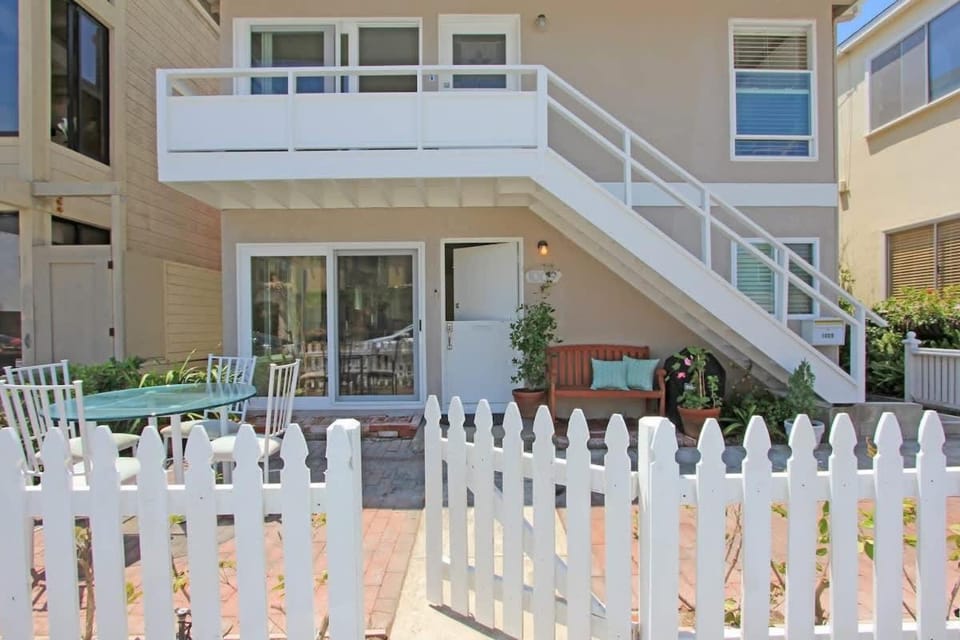 1009 W Bay - Quaint Cottage Steps to Sand home House in Balboa Peninsula