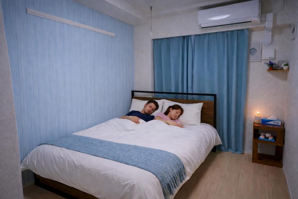 Bed, People, Photo of the whole room, Bedroom, air conditioner