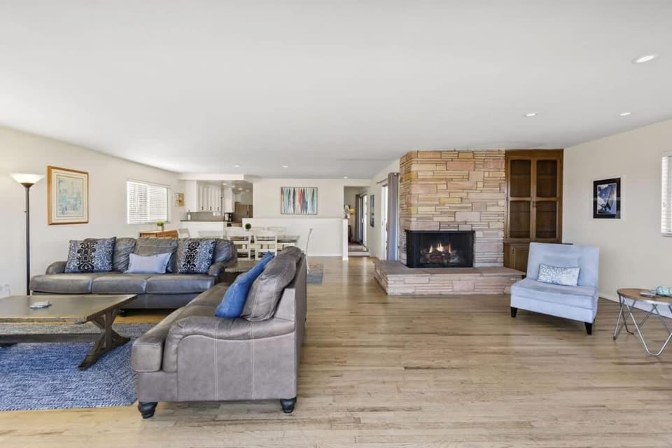 Coastal Charm with Spectacular Bay Views home House in Balboa Peninsula