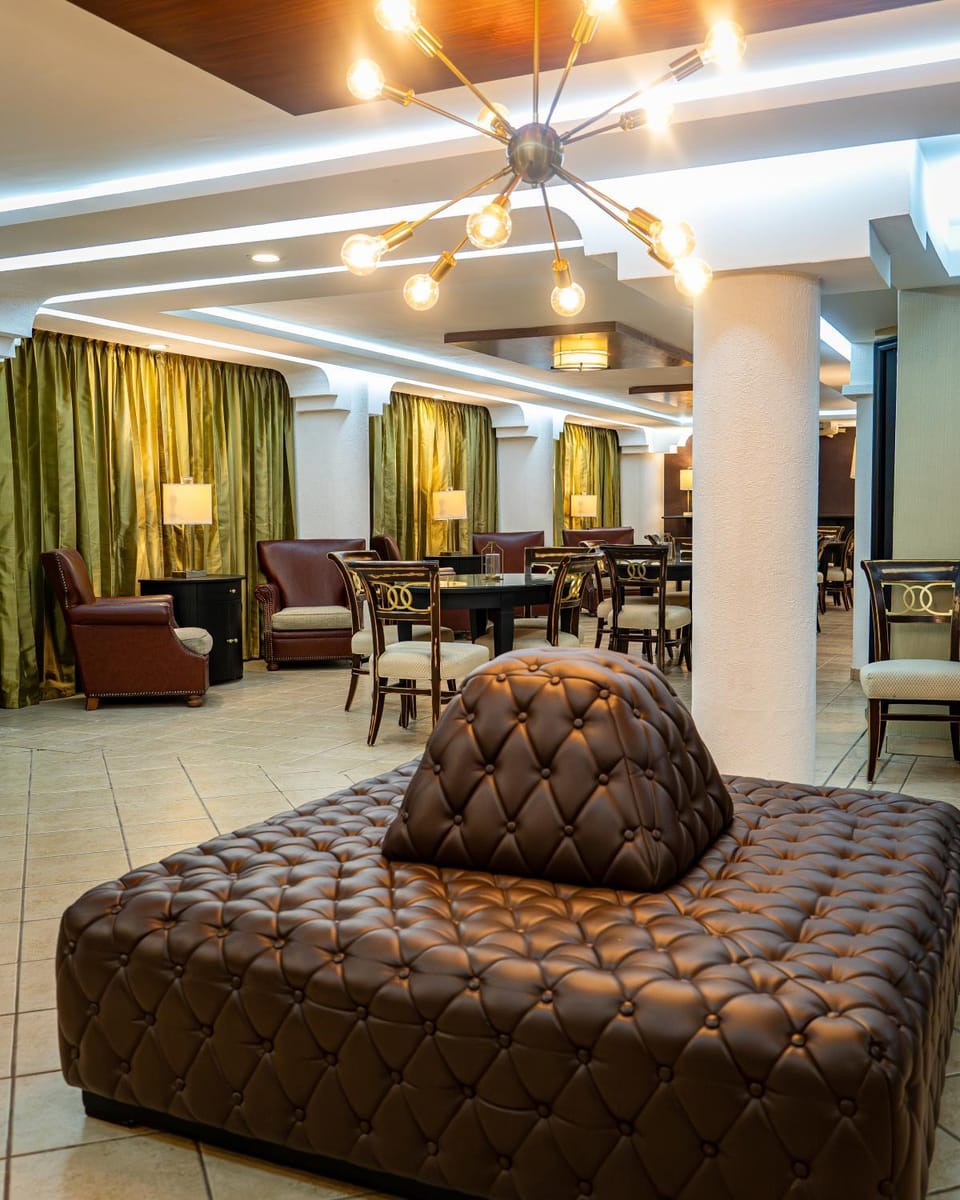 Restaurant/places to eat, Living room
