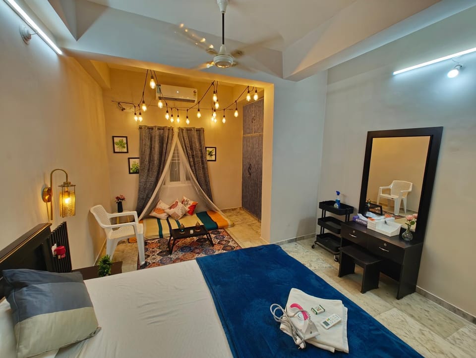 Bed, Living room, Photo of the whole room, Seating area, Dining area, Bedroom
