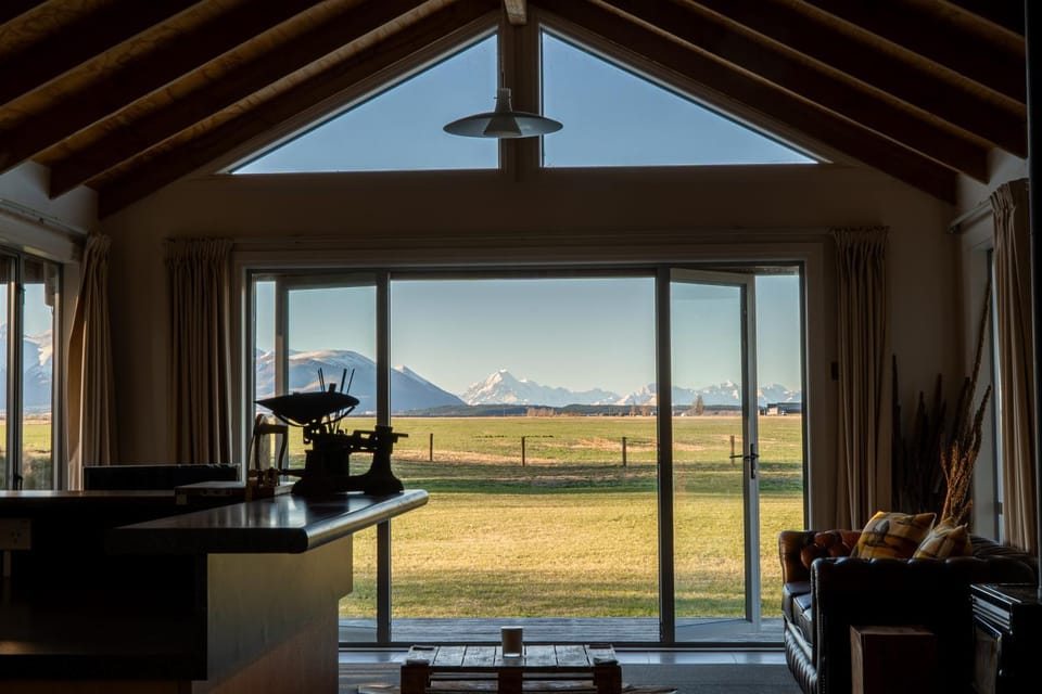 Nearby landmark, Natural landscape, View (from property/room), Living room, Dining area, Garden view, Landmark view, Landmark view, Mountain view