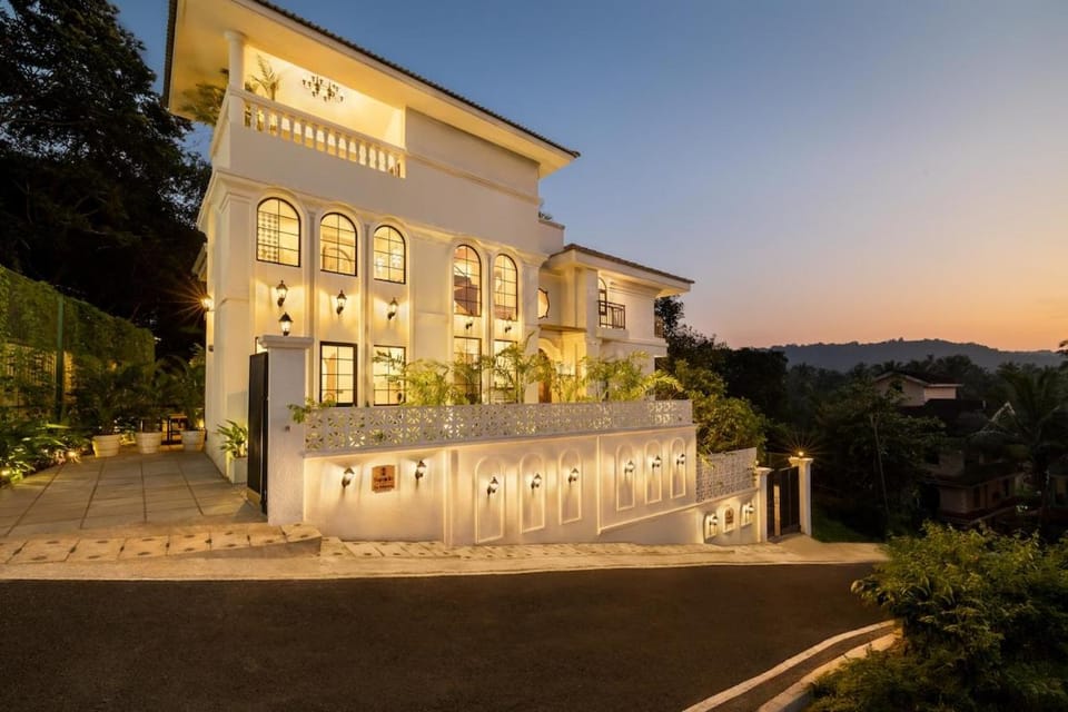 5BHK Lux Villa by Goaquarters Pool Butler Siolim Villa in Goa, India