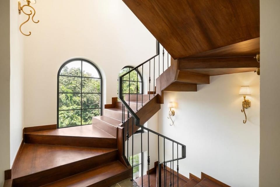 5BHK Lux Villa by Goaquarters Pool Butler Siolim Villa in Goa, India