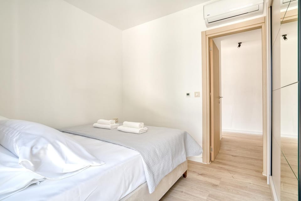 Bedroom, air conditioner