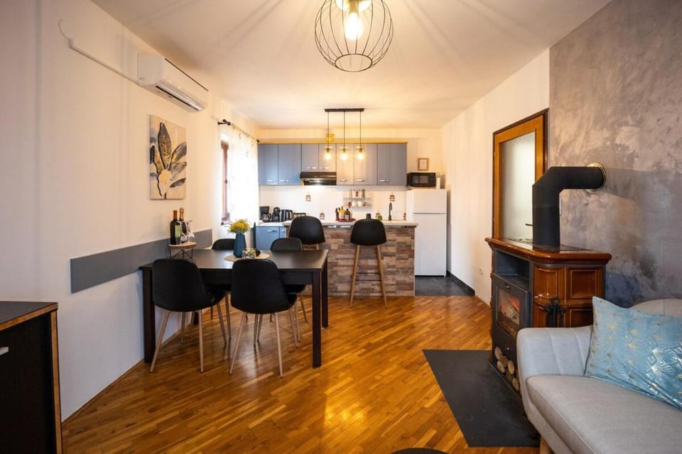 Kitchen or kitchenette, Living room, Seating area, Dining area