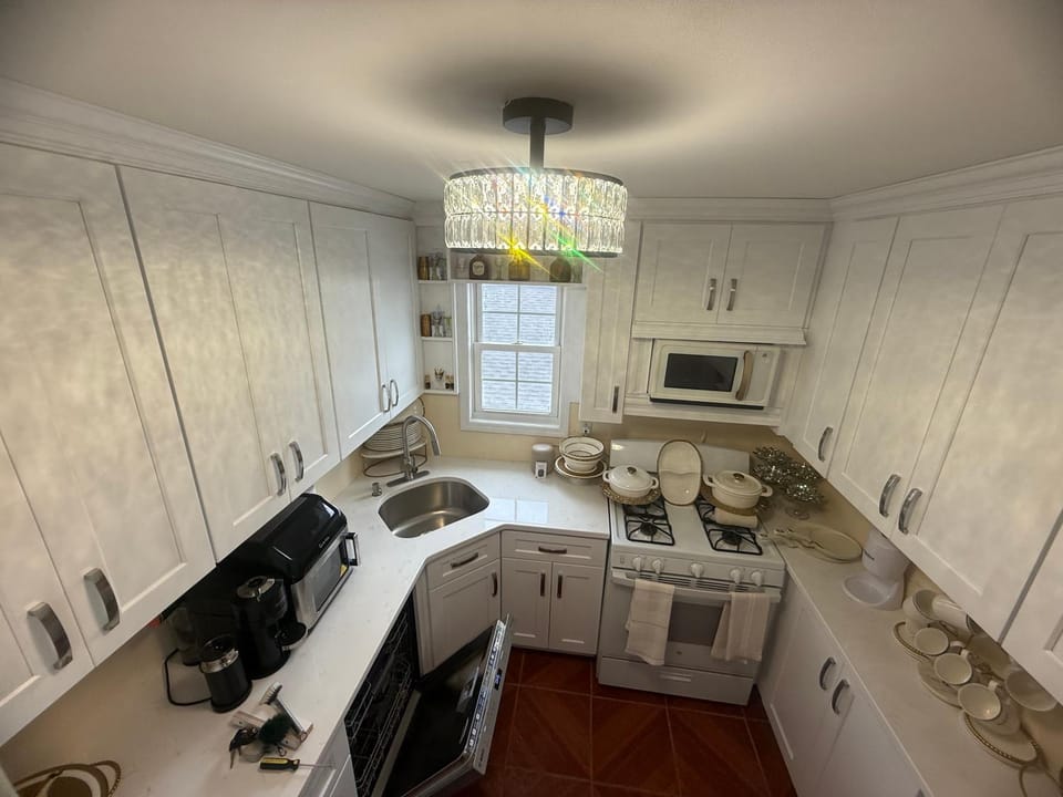 Coffee/tea facilities, Kitchen or kitchenette, Kitchen or kitchenette, Dining area, dishwasher, minibar, stove, toaster