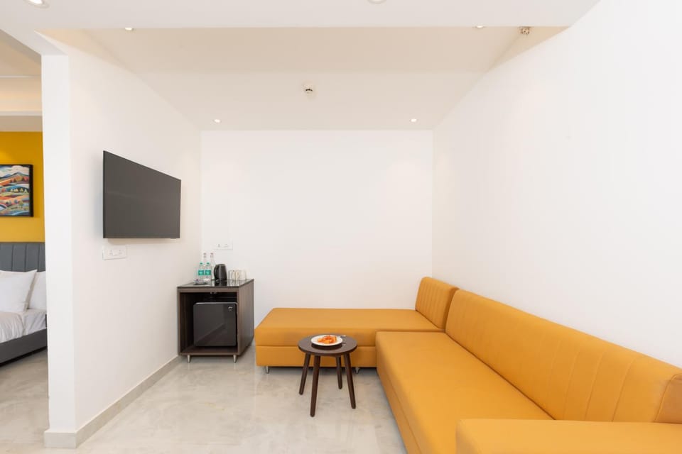 Communal lounge/ TV room, TV and multimedia, Living room, Seating area, Dining area, Bedroom