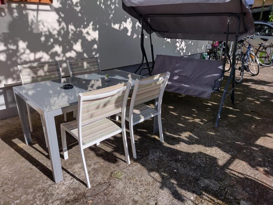 Patio, Day, Dining area